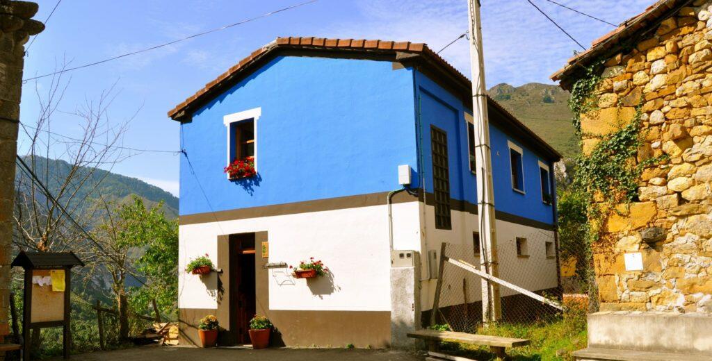 Vista exterior de la casa rural con Jacuzzi "Aguas del Parque de Ponga".