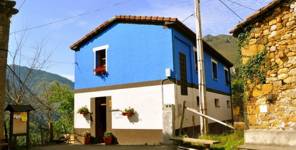 Vista exterior de la casa rural con Jacuzzi "Aguas del Parque de Ponga".