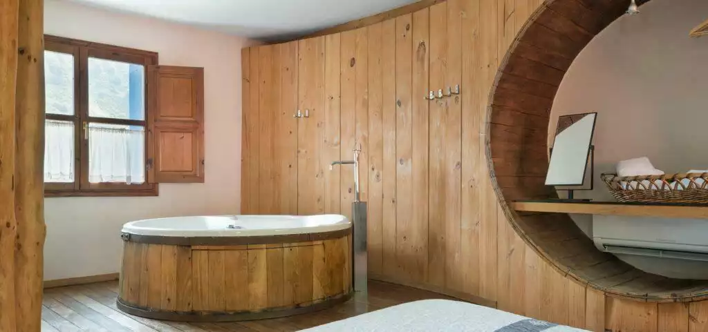 Habitación con jacuzzi para 2 dentro de un tonel