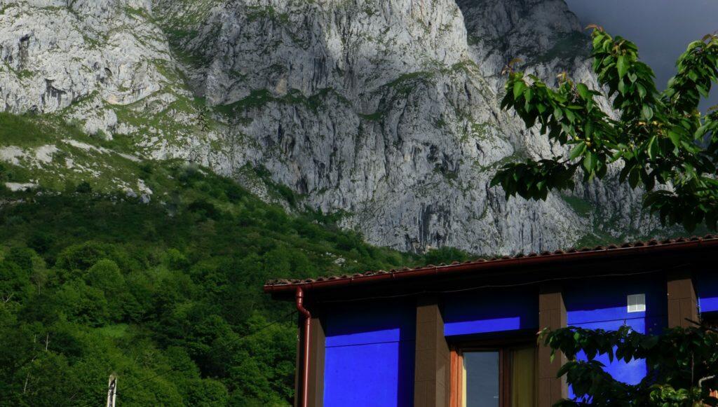 Casa rural con jacuzzi en las montañas. Taranes. Asturias. Al fondo: la montaña de Taranes.
