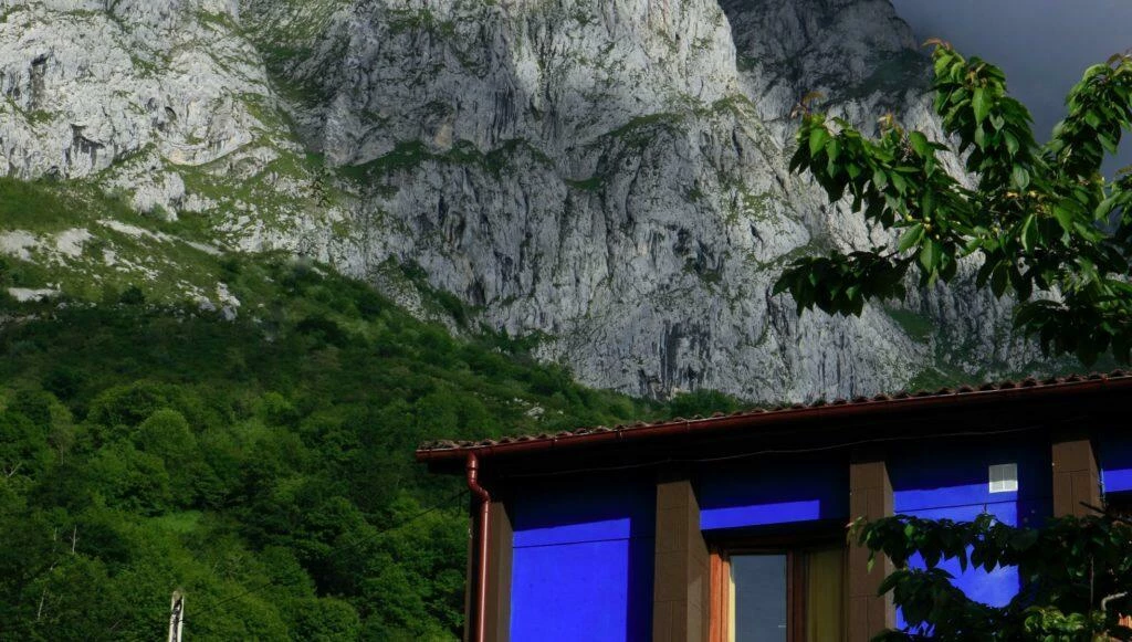 Casa rural con jacuzzi en las montañas. Taranes. Asturias. Al fondo: la montaña de Taranes.
