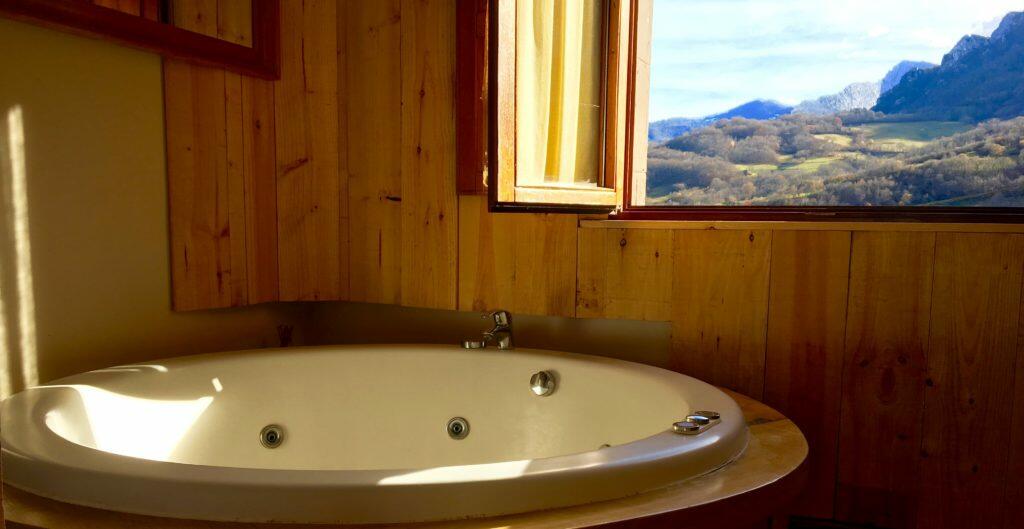 Jacuzzi en casa Rural BOSQUE de TARANES. VISTAS desde el jacuzzi a la montaña